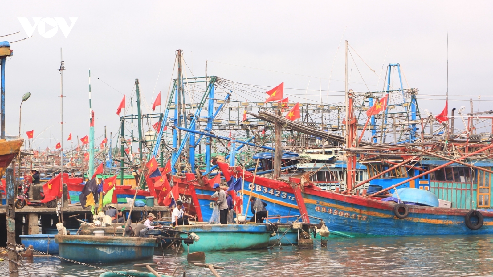 Tàu cá Quảng Bình mất liên lạc trên biển nhiều ngày